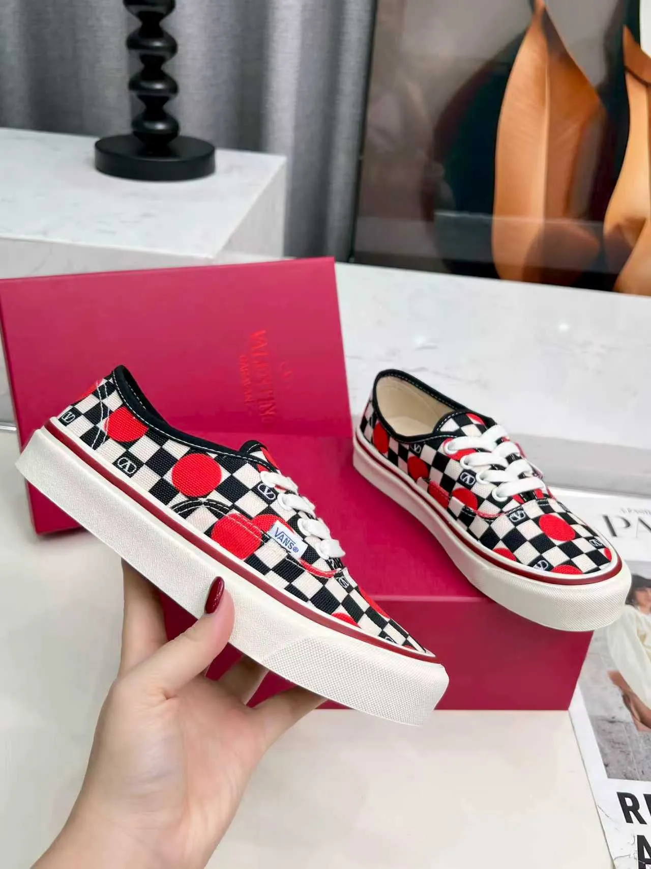 [Valentino Giving classic shoes a personality that spans the ages. Many celebrities - Jolin Tsai. Yang Zi. Liu Wen. Ma Baiquan. Choi Soobin. freen. Song Zuer. JJ Lin. zel. Cecilia Cheung. shark. Xin Yunlai...same style.
